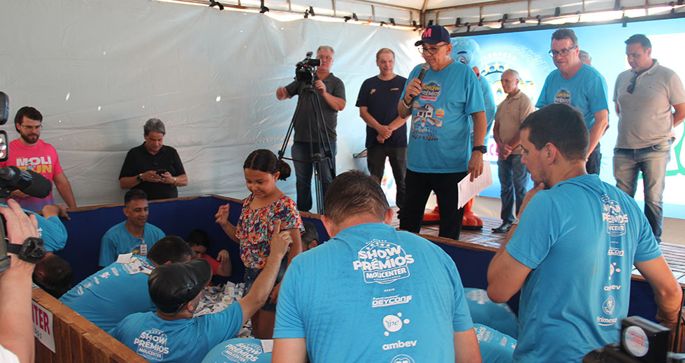 Multidão acompanha o sorteio da casa no encerramento do Show de Prêmios Molicenter